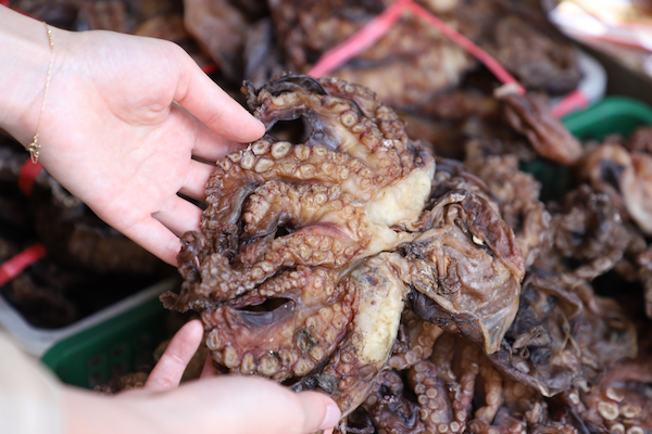 石佢章魚是澎湖的特產，曬乾之後切成條狀，用來滷肉是極品料理喔！
