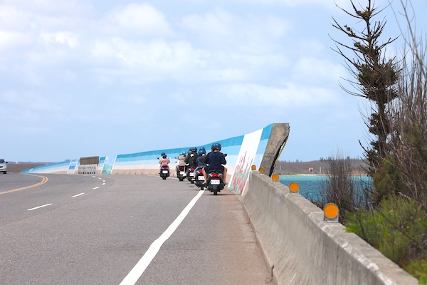 澎湖橋樑上經常看到整排高聳的擋風牆，是為了擋住強勁的東北季風，避免機車族摔倒受傷。